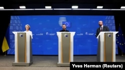 Президент України Володимир Зеленський (посередині), голова Єврокомісії Урсула фон дер Ляєн та президент Європейської ради Шарль Мішель на пресконференції під час саміту Євросоюзу, 9 лютого 2023 року