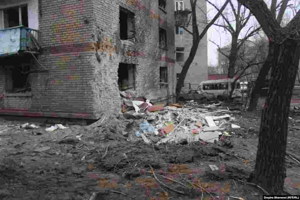 «Станом на 9.30 ранку тепловики відновили опалення та водопостачання в будинку, який постраждав найбільше. Наразі там відсутнє газопостачання. Його будуть відновлювати після перевірки стану газових мереж. Щоб зберегти в квартирах тепло, відповідні служби оперативно закривають пошкоджені вікна плитами OSB», – повідомив Анатолій Куртєв