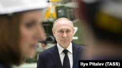 Владимир Путин (в центре) во время общения с рабочими АО "Северо-западный региональный центр концерна ВКО "Алмаз-Антей" - Обуховский завод"