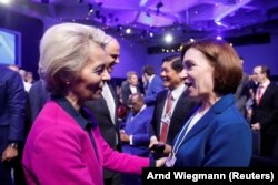 Президентка Молдови Мая Санду (праворуч) з керівницею Єврокомісії Урсулою фон дер Ляєн під час зборів Всесвітнього економічного форуму в Давосі. 17 січня 2023 року