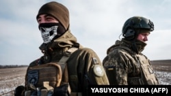 Українські військовослужбовці артилерійської частини 80-ї десантно-штурмової бригади поблизу Бахмута 7 лютого 2023 року, ілюстративне фото