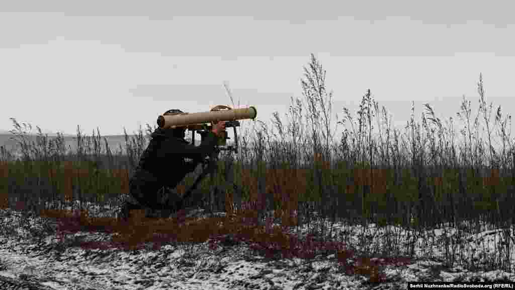 Між розповіддю бійці дістають протитанковий ракетний комплекс і виставляють його у бік противника, запримітивши ціль. Це були оборонні споруди противника. Пуск. Ракета полетіла у ціль. 