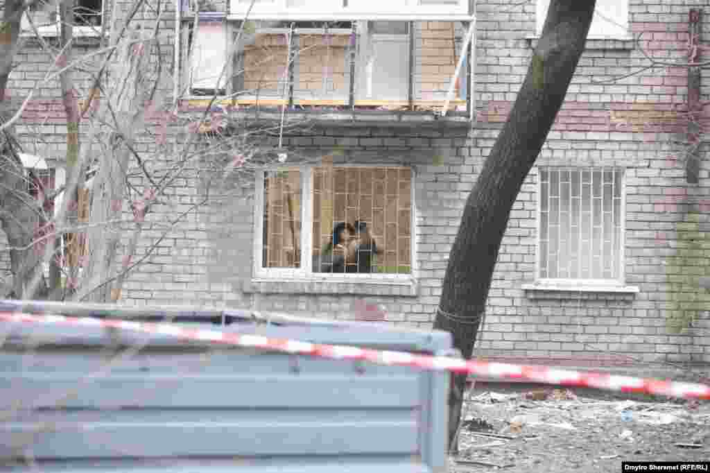 «Внаслідок влучання ракети С-300 у житлову забудову в центрі міста Запоріжжя від вибухової хвилі постраждав п’ятиповерховий будинок: вибиті вікна і двері, пошкоджено систему опалення будівлі», – написав Старух у телеграмі 