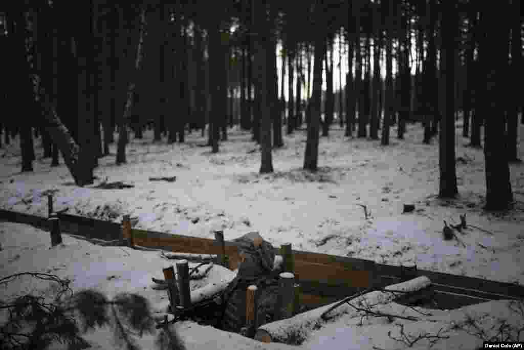 Українські офіційні особи кажуть, що ніхто не може передбачити, як діятиме Москва в найближчі місяці, тому потрібна пильність. «Незалежно від того, станеться це чи ні, ми завжди повинні бути готові», – каже Олександр.  