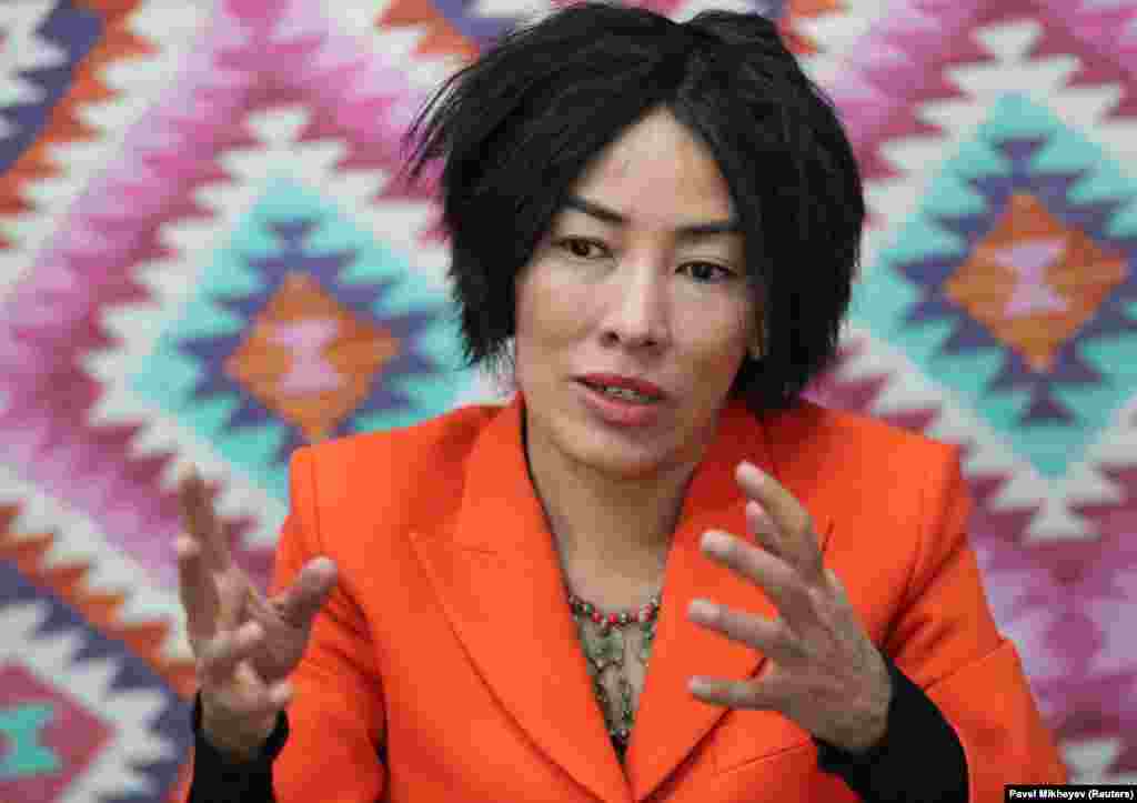 Казахська активістка Тогжан Кожалієва, голова групи «Майбутнє нації», розповіла Reuters, що ідея надати Україні юрти виникла після того, як вона запитала українців, що найбільше потрібно. «У нас попросили намети, і ми вирішили привезти юрти», – сказала вона. Оскільки юрти є традиційним житлом казахів і «символом вогнища, дому, тепла, затишку, надання притулку тому, хто цього потребує».