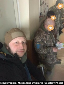 Мирослав Откович у черзі перед лікарськими дверима