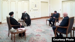 حضور محمد مخبر (راست، وسط) در این جلسه مورد توجه بسیار قرار گرفت