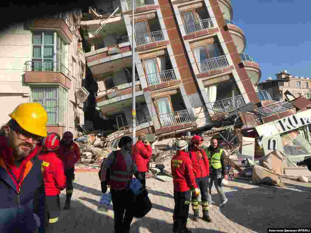 Возгорание взяли под контроль, заявляют местные власти. Однако полностью потушить огонь не удается – горят контейнеры с химическими веществами, они плавятся и огонь разрастается