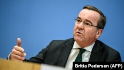 Боріс Пісторіус був офіційно призначений міністром 19 січня