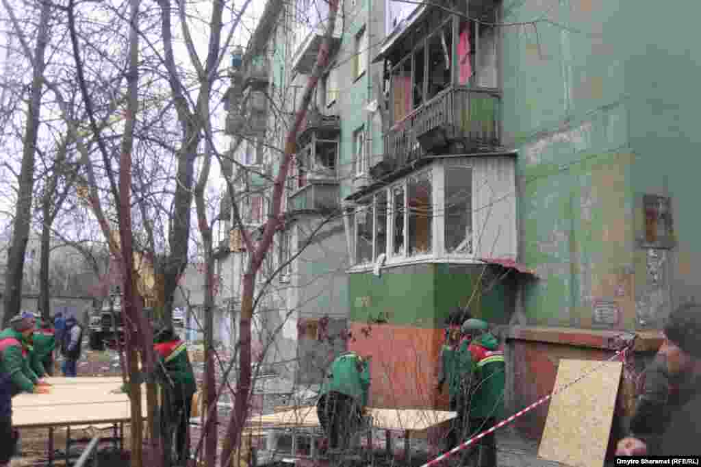 Старух додав, що ще одна російська ракета С-300 влучила по території одного з підприємств легкої промисловості Кушугумської громади. «Виникла пожежа в ангарі, де зберігалася готова до реалізації продукція. На щастя, люди при цьому залишились неушкодженими. Збитки від дій терористів встановлюються», – додав голова ОВА