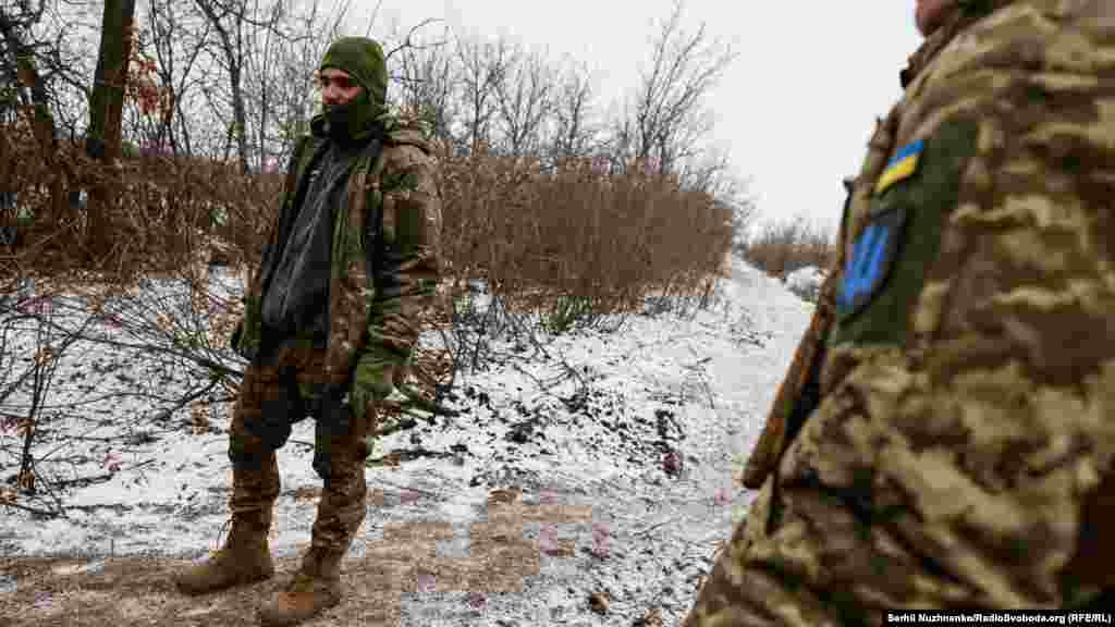 Часто саме ці ділянки є набільш небезпечними і перебувають під вогнем артилерії. Позиції військових піддаються щоденному тиску з боку великої кількості піхоти російської армії. 