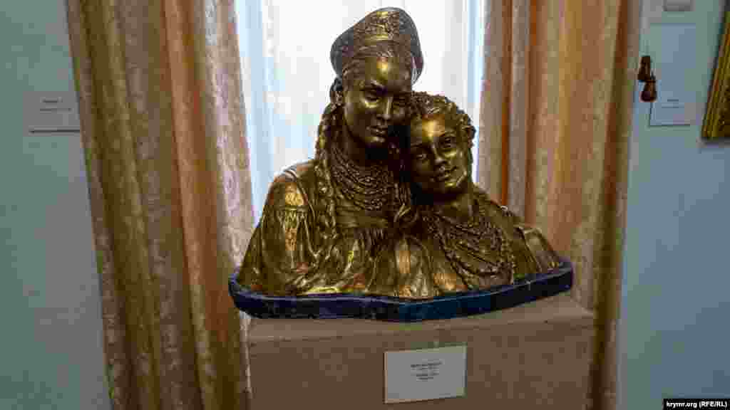 «Сестры» украинского скульптора Галины Петрашевич (1903-1999), олицетворяющие близкое «родство» Украины и России, сегодня, во время широкомасштабной войны России против Украины, воспринимаются совсем иначе. Интересно, что композиция завершена в 1954 году, когда Крымская область, как известно, стала частью Украинской ССР