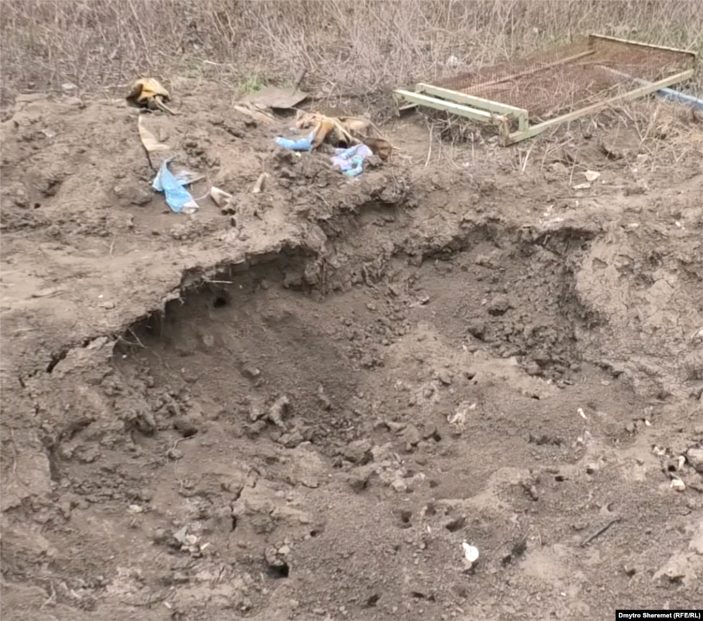 Місце масового поховання. Селяни кажуть, що носили останки загиблих у могилу ковдрою