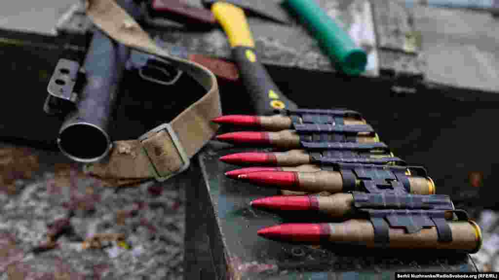 В першу чергу в дію вступає старе радянське озброєння, яке завжди споряджене і готове до бою. Як, до прикладу, крупнокаліберні кулемети (12.7 мм) Дегтьярова-Шпагіна (ДШК) та гранатомети. 