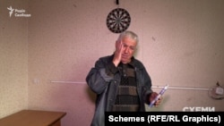 Василь Максимович показує, як йому наступили на обличчя