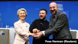 Gрезидент України Володимир Зеленський (посередині), голова Єврокомісії Урсула фон дер Ляєн та президент Європейської ради Шарль Мішель на пресконференції під час саміту Євросоюзу. Брюссель, 9 лютого 2023 року