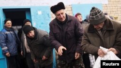 Жителі Херсонщини несуть мішки з їжею, щоб роздати її сусідам із різних сіл, січень 2023 року