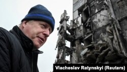 Експрем’єр-міністр Великої Британії Борис Джонсон у Бородянці, яка зазнала сильних руйнувань під час масштабного вторгнення армії РФ. Бородянка, Київщина, 22 січня 2023 року