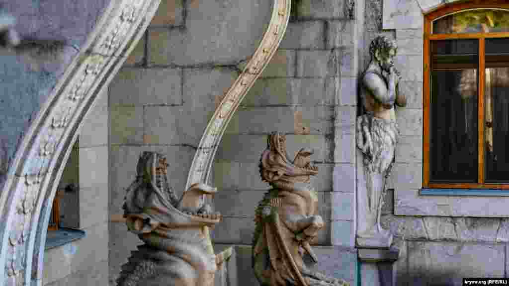 Главные исторические скульптуры под западным крылом – «Химеры» и  «Сатир, играющий на сиринге»