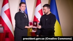 Президент України Володимир Зеленський вручає прем’єр-міністру Данії Метте Фредеріксен орден княгині Ольги під час спільного пресбрифінгу. Одеса, 30 січня 2023 року (фото архівне)