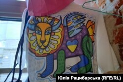 Дружина Олескандра до того ж виготовляє дизайнерські речі