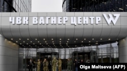 Вхід до офісного центру, повʼязаного з засновником «ПВК Вагнера» Євгеном Пригожиним, Санкт-Петербург, Росія