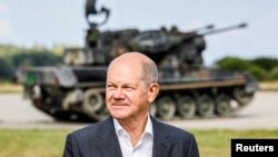 Олаф Шольц на тлі установки Gepard, фото ілюстративне