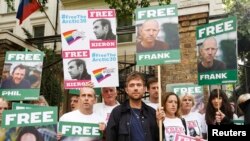 Пикеты в поддержку активистов "Гринпис" перед посольством России в Лондоне, начало октября