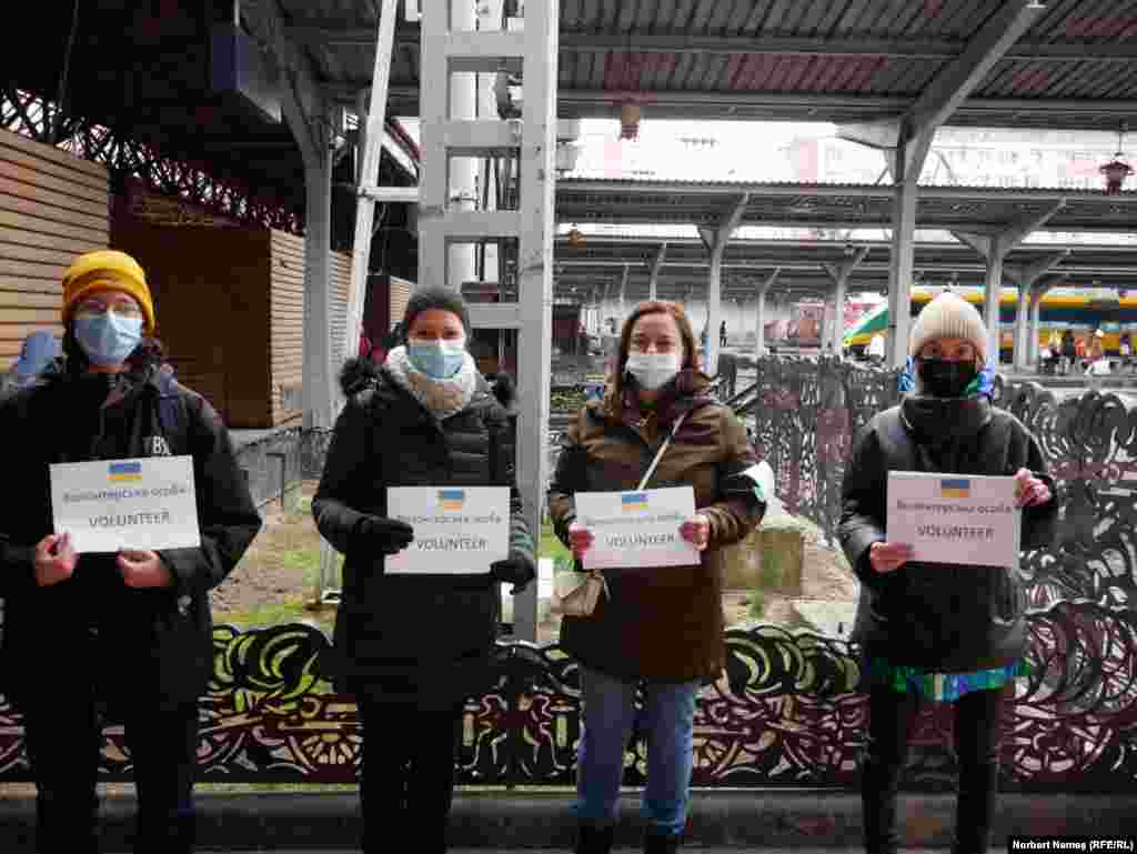 O parte din voluntarii care au așteptat, luni, la Gara de Nord, sosirea trenului de la 14:52, din direcția Suceava. Ei îi vor ajuta pe refugiații ucraineni cu cazare, bani și transport.