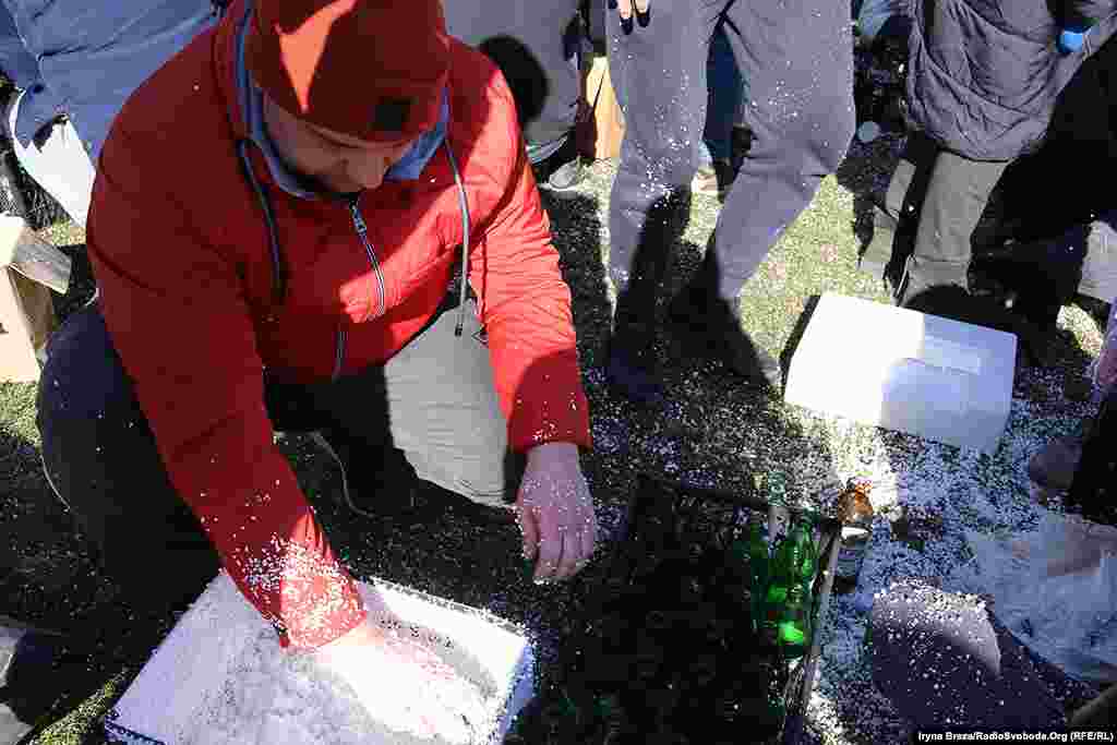 «Робимо «смаколики українські». Пінопласт, коли розчинюється, вся речовина стає в’язкою і довго горить», – коментує Дмитро, який приїхав кілька місяців тому на Закарпаття з Вінниці. – Зостався в Ужгороді, значить будемо робити це тут»