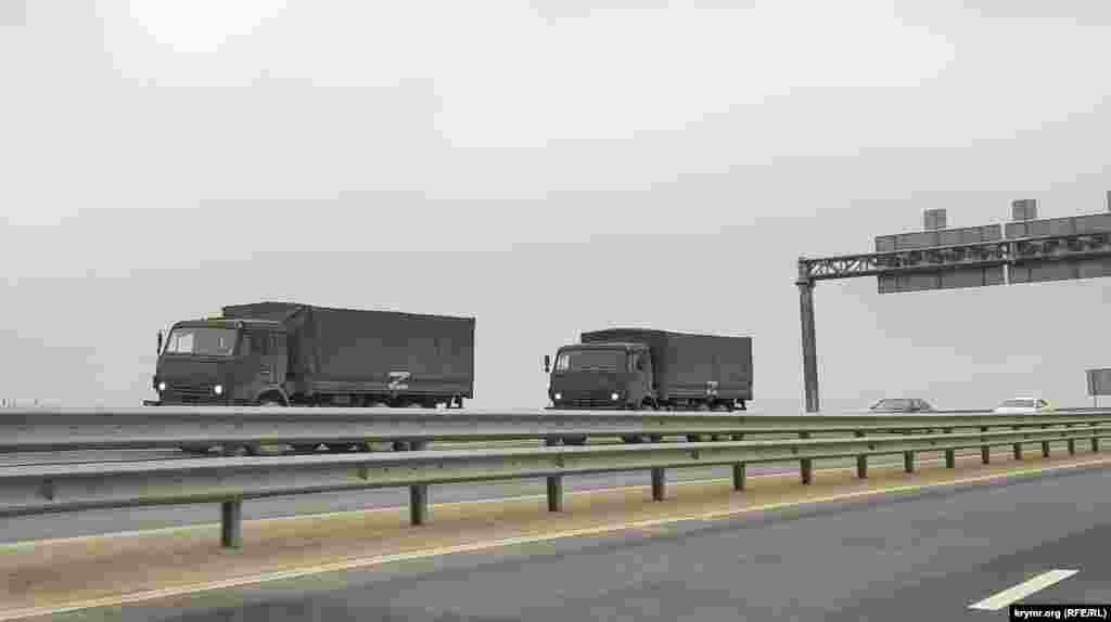 Часть колонны российской военной техники на трассе «Таврида» в 30 километрах от Севастополя