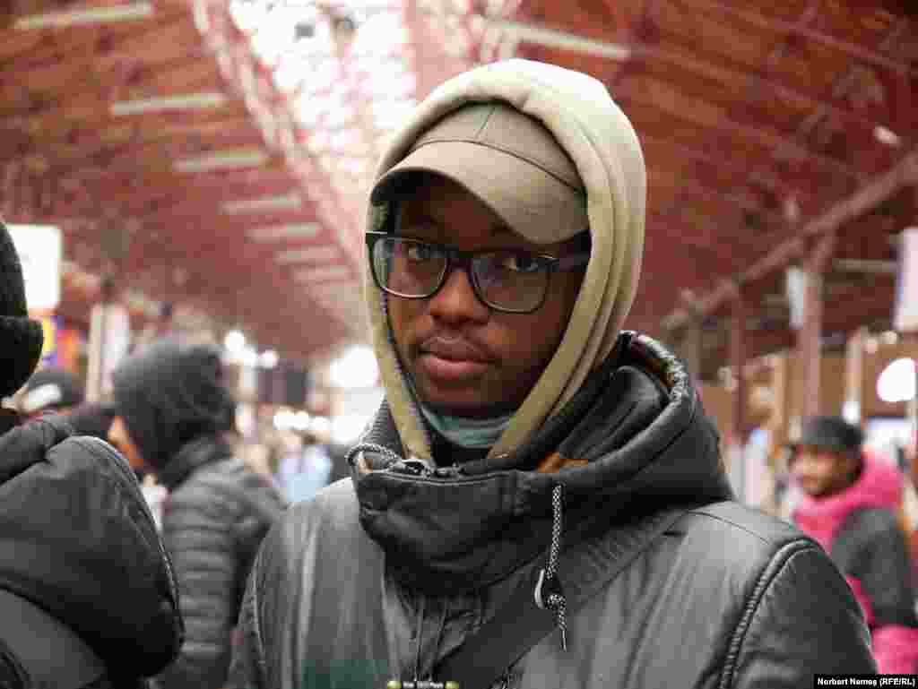 La București a ajuns și un tânăr student nigerian la medicină care povestește că a intrat cu greutate în România, prin Vama Siret. Vine din Vinița, un oraș în partea central-vestică a Ucrainei, situat de-a lungul râului Bugul de Sud. Nu are un plan, dar crede că va rămâne cel puțin o săptămână în București, împreună cu colegii cu care a venit.