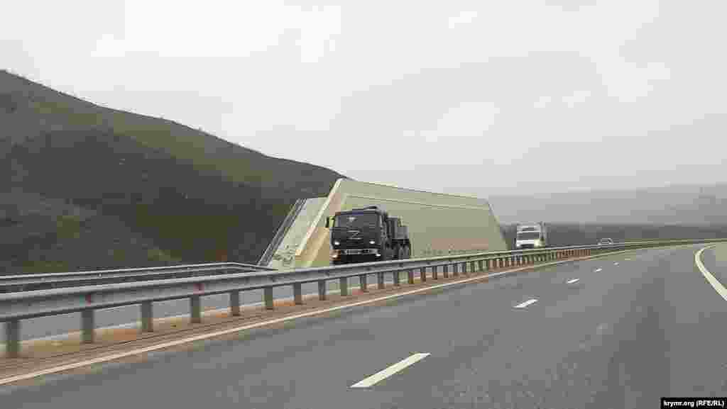 Специальный «Камаз» на севастопольском участке трассы «Таврида» движется в сторону Бахчисарая