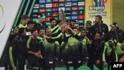 د لاهور قلندرز لوبډله د فبرورۍ پر ۲۷مه د پي اېس اېل اتلولۍ تر ګټلو وروسته خوشالي کوي. 