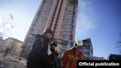 Евакуація людей, які постраждали від удару ракети по київській багатоповерхівці, 26 лютого 2022 року