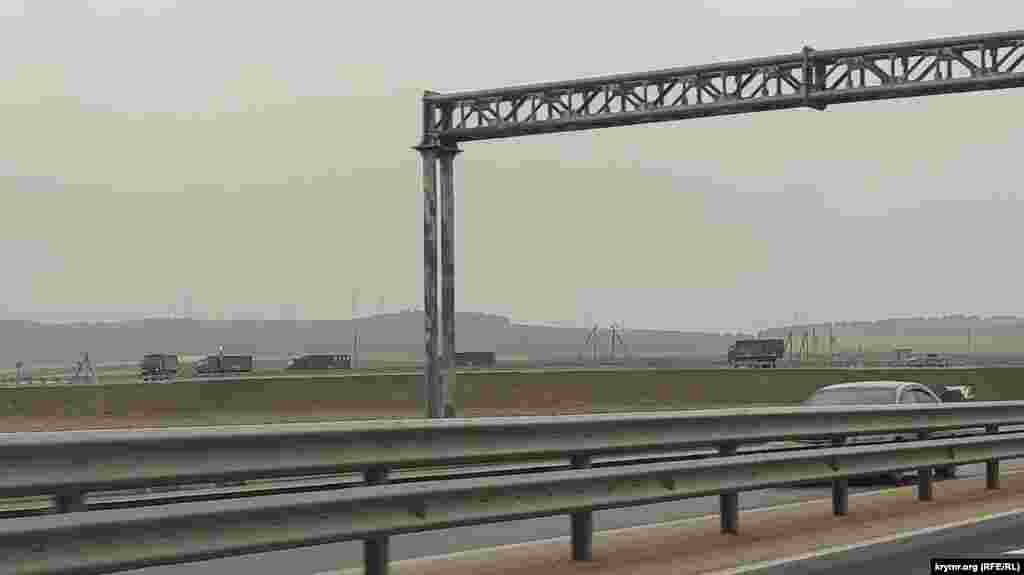 Колонна военной техники на вспомогательной дороге у трассы «Таврида»