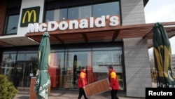 Архивное фото: закрытие McDonald’s в Симферополе, 4 апреля 2014 год