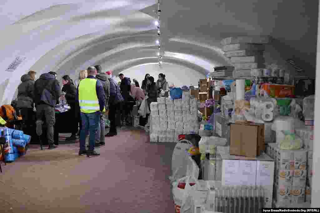 На Закарпаття станом на 27 лютого, за даними Закарпатської ОВА, прибуло понад 40 тисяч переселенців. Майже половина знайшли житло власними силами. Інших розселяє влада через обласні цілодобові координаційні пункти. В Ужгороді такий розмістили в історико-культурному центрі «Совине гніздо»