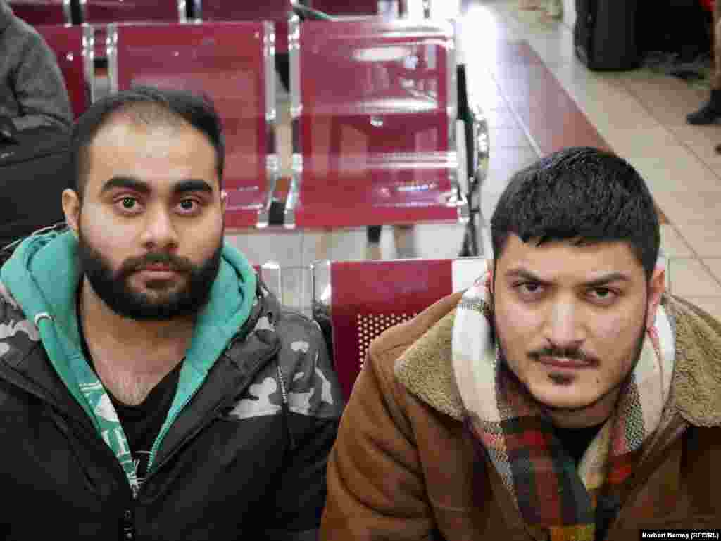 Vyas Advitiya (stânga) are 22 de ani și este originar din India, dar studiază medicina în Ucraina. A venit din Odesa împreună cu un grup de prieteni. Spune că a primit sprijinul Ambasadei Indiei, care îi va pune la dispoziție un bilet de avion gratuit pentru a putea ajunge acasă. Cînd a ajuns în România a primit mâncare și transport gratuit, povestește Vyas. Alături de el este Owias Nazir, unul dintre prietenii cu care a părăsit Odesa. Portul de la Marea Neagră este atacat de joi, din prima zi a războiului declarata de președintele Rusiei, Vladimir Putin.