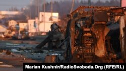 «З особливою люттю ворог знищує Бучу, Гостомель, Ворзель, Ірпінь», – прокоментував Кличко (на фото: розбита колона Росгвардії, Буча - Гостомель, Україна. 28 лютого 2022)