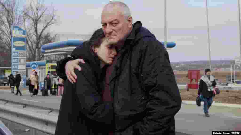 La Vama Siret, Alexandra Masiuchevici, din Kiev, și-a luat, duminică, rămas bun de la la tatăl ei.  El are 58 de ani și nu poate părăsi Ucraina împreună cu familia ca urmare a mobilizării militare generale. Bărbații între 18 și 60 de ani trebuie să rămână în Ucraina. Alexandra a venit la granița cu România împreună cu mama și bunica, iar tatăl le-a condus. Au așteptat în mașină trei zile ca să poată să treacă prin Vama Siret. La 33 de ani, Alexandra Masiuchevici nu are nicio explicație logică pentru faptul că țara ei a fost invadată de Rusia, nu înțelege de ce nu-și poate trăi normal viața. Plânge la gândul că tatăl ei va trebui să se întoarcă în Kiev. „Îl iubesc atât de mult”, i-a spus ea trimisului Europa Liberă România.