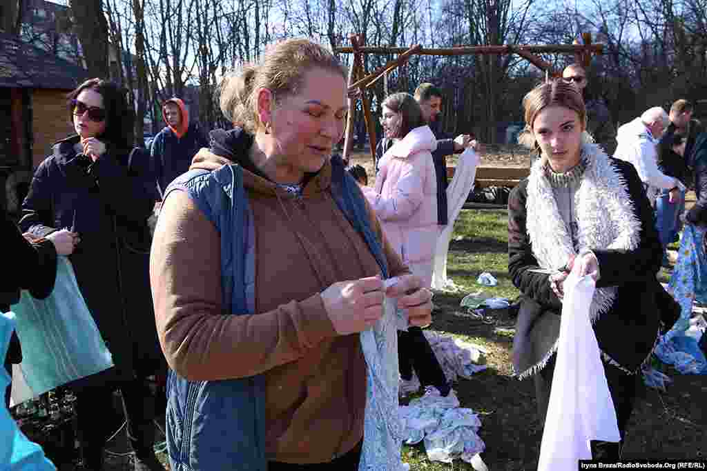 Світлана із Селища Середнє разом із чотирма подругами приїхали до Ужгорода і готують джгути для пляшок. «Прочитали про акцію у соцмережах, закрили свої магазини і приїхали допомагати нашій державі, – каже Світлана