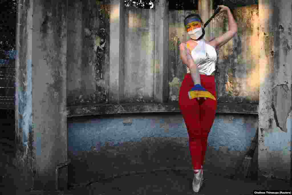 Актриса украинского происхождения Лидия Журавлёва позирует в антивоенной акции протеста в Бангкоке в Таиланде