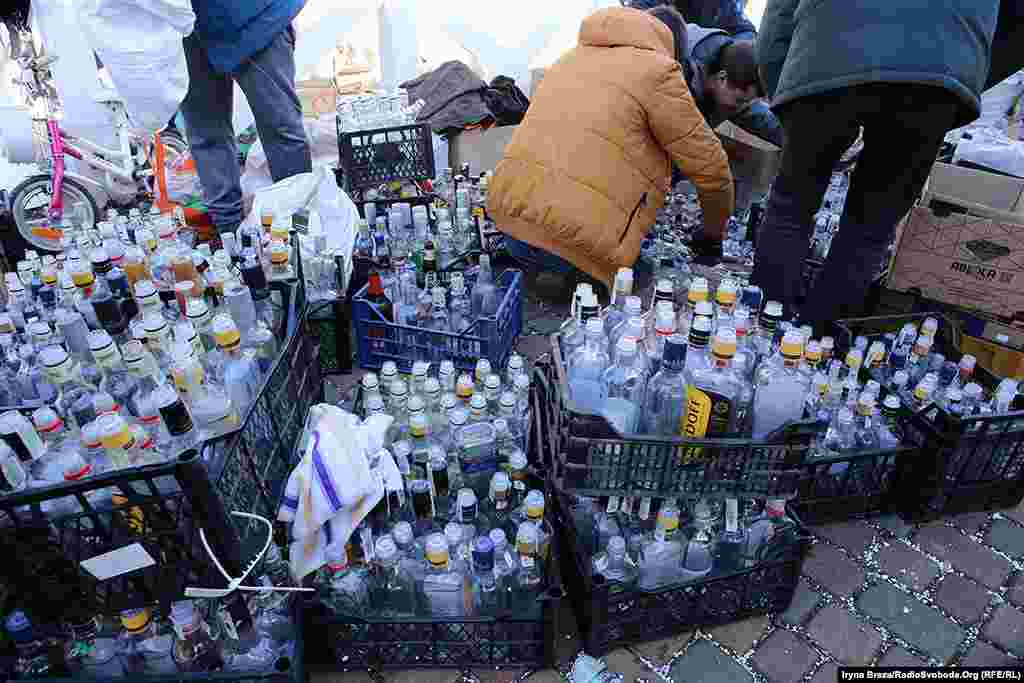 Бензин, олива, розчинники, пляшки – все сортують окремо і відправляють у Київ. Частину продукції відправлять на потреби 128-ї гірськоштурмової бригади. Разом з ліками