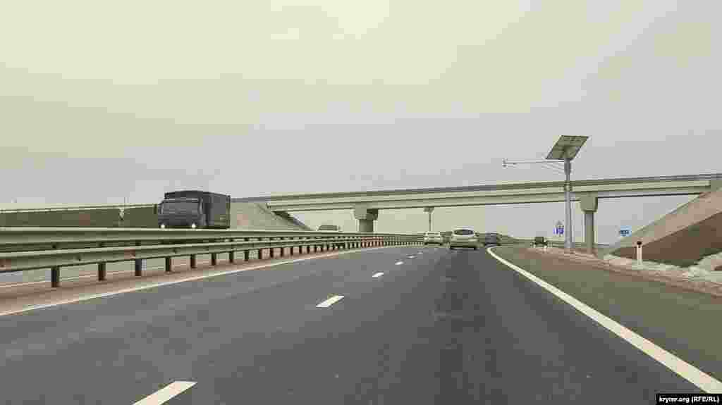 Одиночный «Камаз» с маркировкой "Z" на борту