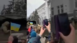 Casa noastră, străzile noastre! Ucraineni neînarmați înfruntă trupele rusești Casa noastră, străzile noastre! Ucraineni neînarmați înfruntă trupele rusești