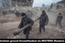 Повністю зруйнований російським бомбардуванням будинок в Охтирці. 28 лютого 2022 року