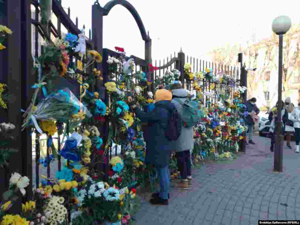 Жители Минска несут цветы к Посольству Украины 