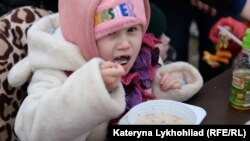 Дівчинка з багатодітної родини, яка приїхала в Польщу від війни в Україні