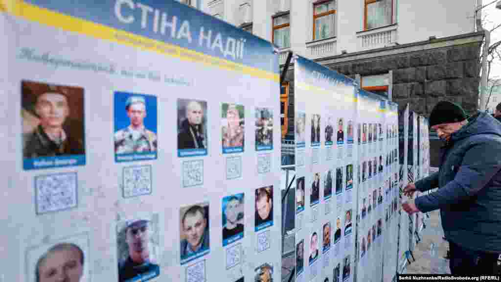 І ввести до складу Тристоронньої контактної групи представників рідних полонених та зниклих безвісти – щоб надати родинам можливість напряму отримувати інформацію про те, як рухаються питання звільнення полонених і пошуку заручників